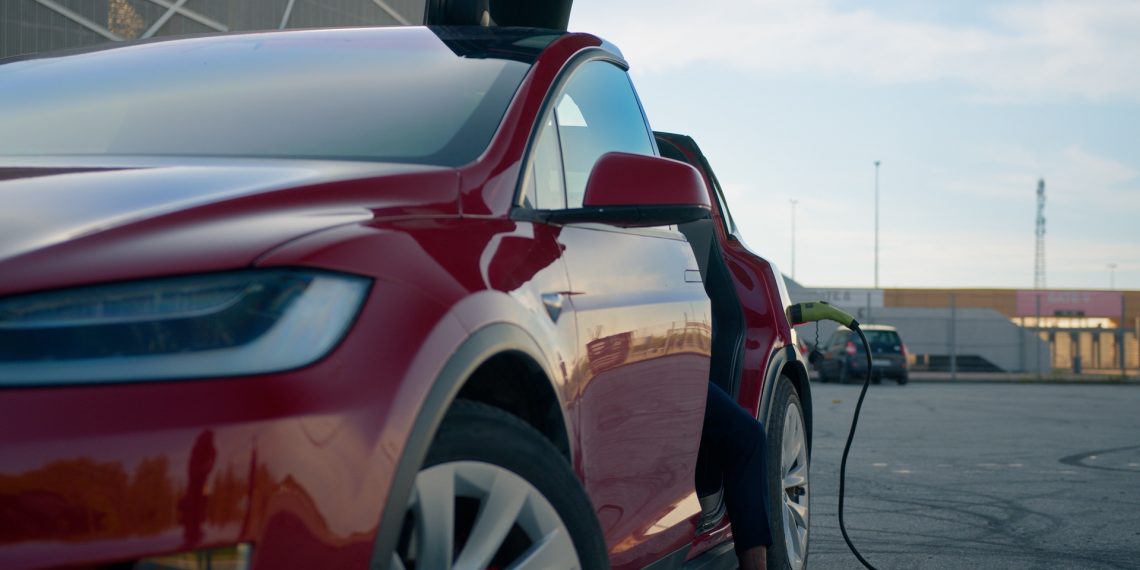 Auto elettrica: come l’Europa vuole fregare i quattrini dei consumatori per regalarli agli oligarchi