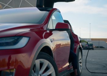 Auto elettrica: come l’Europa vuole fregare i quattrini dei consumatori per regalarli agli oligarchi