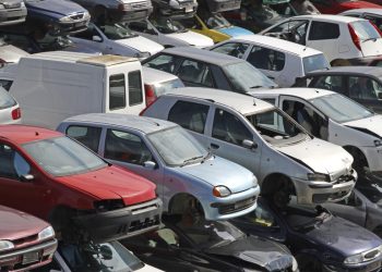 La morte dell’auto italiana – Stellantis: profitti record, licenziamenti e capannoni in svendita