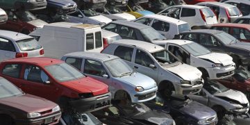 La morte dell’auto italiana – Stellantis: profitti record, licenziamenti e capannoni in svendita