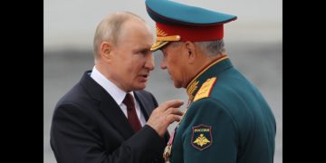 Putin e Shoigu: cosa significa la sostituzione del ministro della difesa russo?