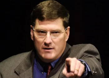 Scott Ritter fermato e senza passaporto: l’inizio della fine della democrazia negli USA