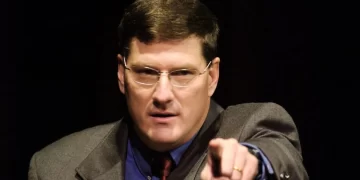 Scott Ritter fermato e senza passaporto: l’inizio della fine della democrazia negli USA