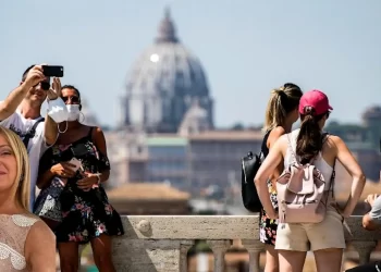 La Meloni distrugge l’Italia e accoglie a braccia aperte i coloni statunitensi che invadono l’Europa