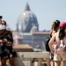La Meloni distrugge l’Italia e accoglie a braccia aperte i coloni statunitensi che invadono l’Europa