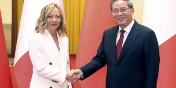 Meloni a Pechino cerca di approfittare del caos negli USA e in Europa per rimediare i danni fatti
