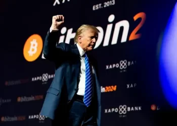 Perché Trump scommette sulla fine della dittatura del dollaro e si è innamorato dei Bitcoin – ft. Alessandro Volpi