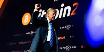 Perché Trump scommette sulla fine della dittatura del dollaro e si è innamorato dei Bitcoin – ft. Alessandro Volpi