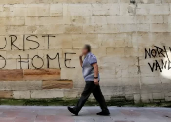 Contro il turismo – con Tommaso Nencioni e Andrès Lasso