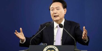 Colpo di Stato in Corea del Sud? Il presidente Yoon chiude il parlamento e convoca la legge marziale – Non chiamatelo TG del 3 dicembre 2024