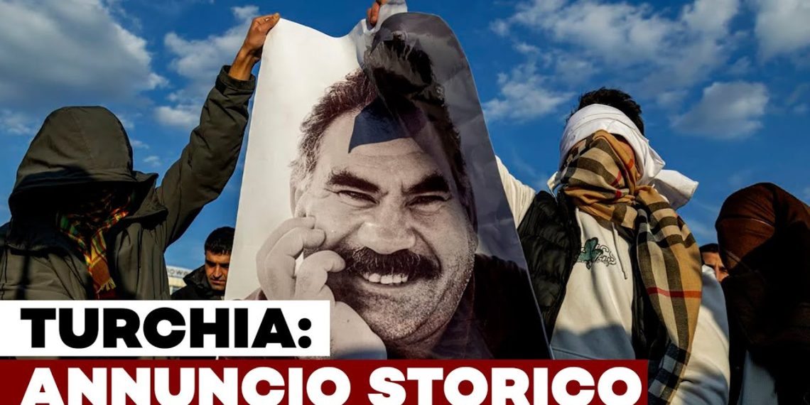 La foto di Abdullah Ocalan portata in manifestazione da militanti del PKK