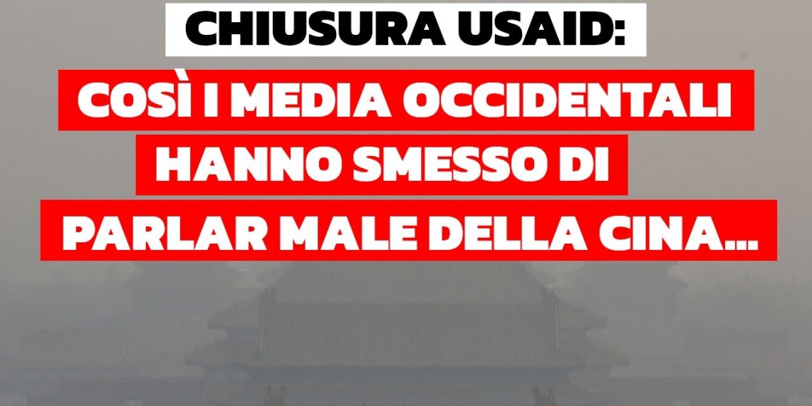 Tempio cinese avvolto dalla nebbia