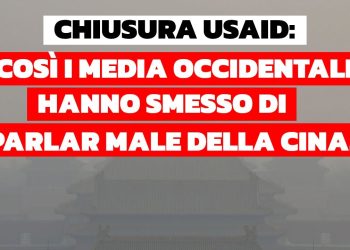 Tempio cinese avvolto dalla nebbia