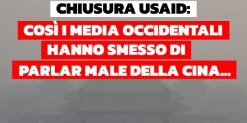 Tempio cinese avvolto dalla nebbia