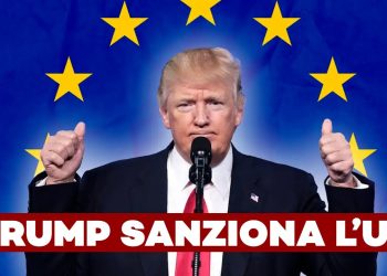 Trump alza entrambi i pollici con alle spalle la bandiera dell'Unione europea
