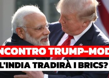 Trump e Modi si abbracciano durante un incontro in India