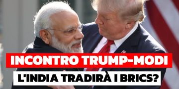 Trump e Modi si abbracciano durante un incontro in India