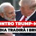 Trump e Modi si abbracciano durante un incontro in India