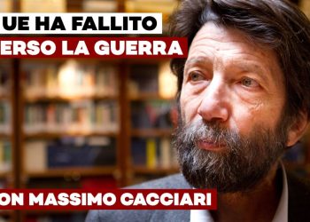 Massimo Cacciari con libreria