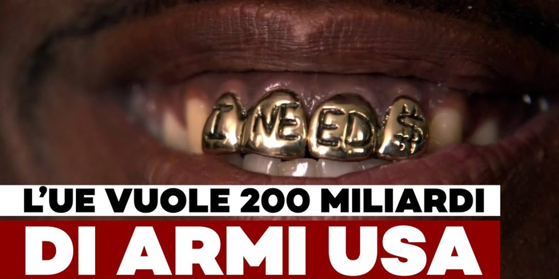 Bocca con in primo piano 4 denti d'oro incisi con la scritta I need $