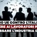 Cinque uomini eleganti di spalle con banconote che svolazzano