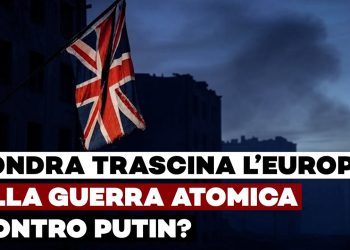 Città inglese bombardata con bandiera union jack lacerata