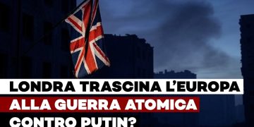 Città inglese bombardata con bandiera union jack lacerata