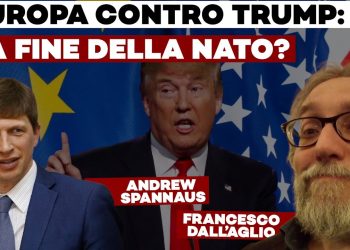 Donald Trump con la bandiera americana alle spalle, Andrew Spannaus e Francesco Dall'Aglio