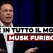 Elon Musk con il volto infastidito