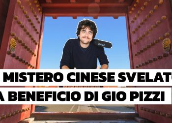 Gio Pizzi dietro un portone cinese aperto