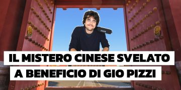 Gio Pizzi dietro un portone cinese aperto
