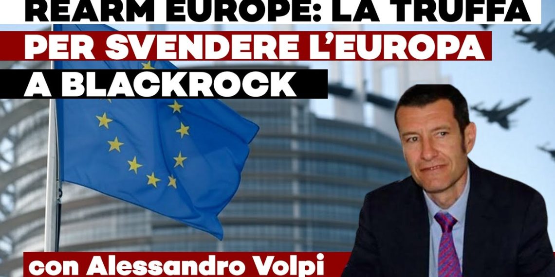 Il parlamento europeo davanti al quale sventola la bandiera europea e in primo piano Alessandro Volpi