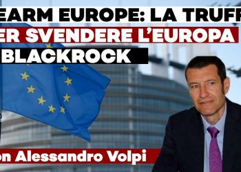 Il parlamento europeo davanti al quale sventola la bandiera europea e in primo piano Alessandro Volpi