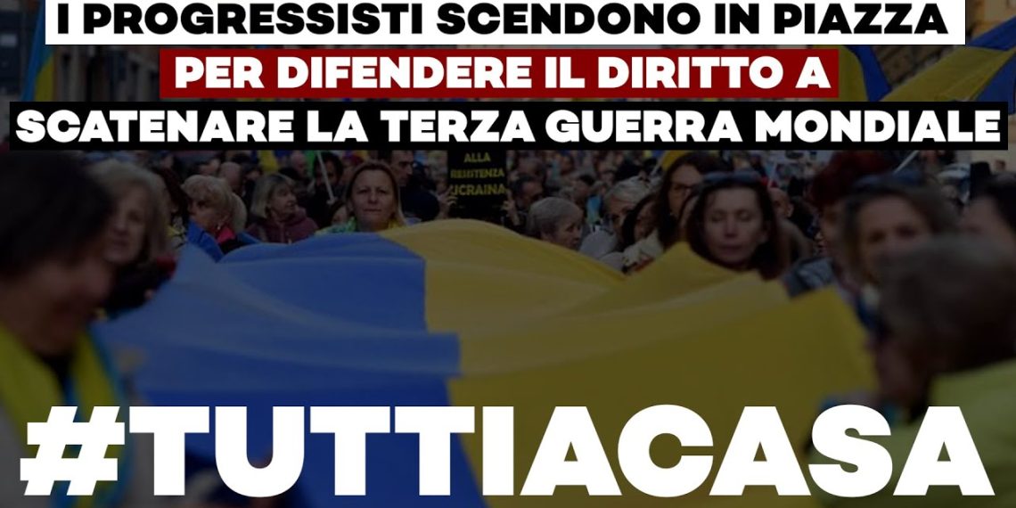 Manifestazione pro Ucraina con la folla che porta una grande bandiera ucraina
