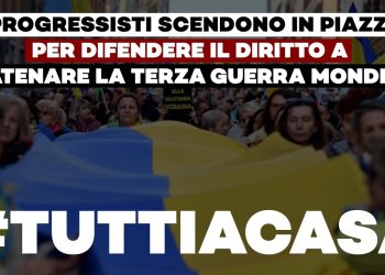 Manifestazione pro Ucraina con la folla che porta una grande bandiera ucraina