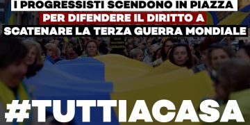 Manifestazione pro Ucraina con la folla che porta una grande bandiera ucraina