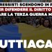 Manifestazione pro Ucraina con la folla che porta una grande bandiera ucraina