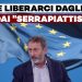 Michele Serra con la bandiera Ue sullo sfondo