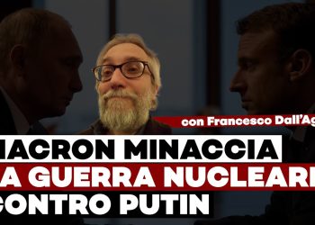 Putin e Macron si guardano con Francesco dall'Aglio in primo piano