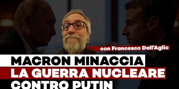 Putin e Macron si guardano con Francesco dall'Aglio in primo piano