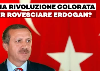 Recep Tayyip Erdogan con la bandiera turca sullo sfondo