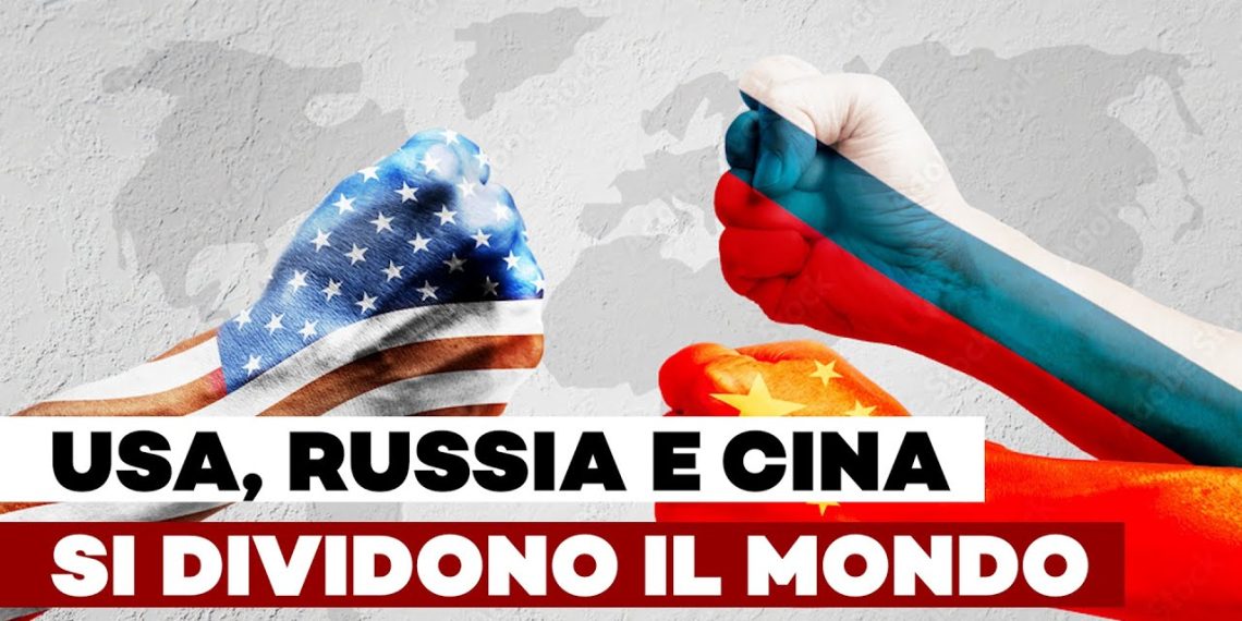 Tre avambracci dipinti con le bandiere di USA, Russia e Cina