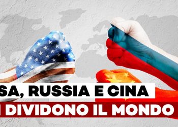 Tre avambracci dipinti con le bandiere di USA, Russia e Cina