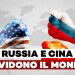 Tre avambracci dipinti con le bandiere di USA, Russia e Cina