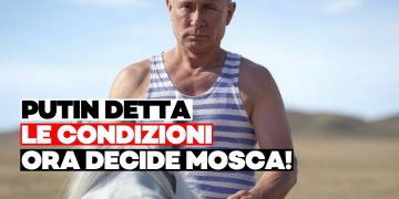Vladimir Putin a cavallo in un paesaggio collinare con canottiera a righe