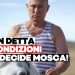 Vladimir Putin a cavallo in un paesaggio collinare con canottiera a righe