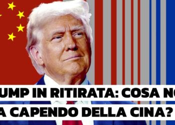 Donald Trump con alle spalle la bandiera cinese
