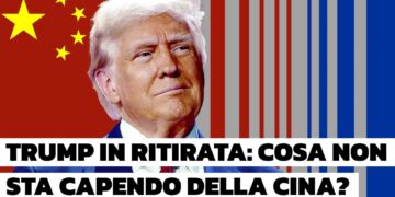 Donald Trump con alle spalle la bandiera cinese