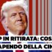 Donald Trump con alle spalle la bandiera cinese