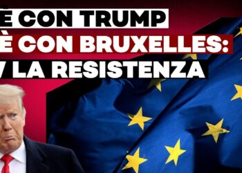 Donald Trump con la bandiera europea di sfondo